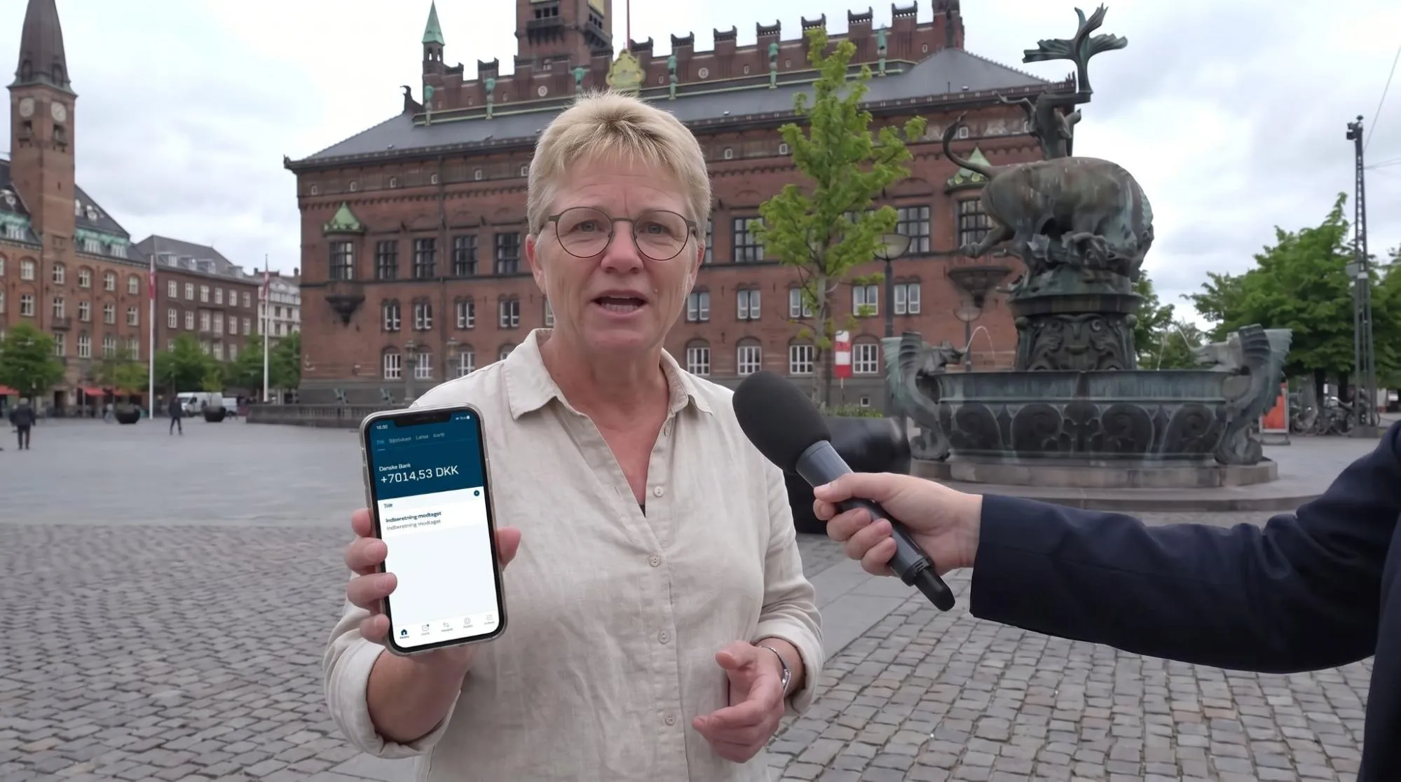 Anna Sørensen viser mobilen